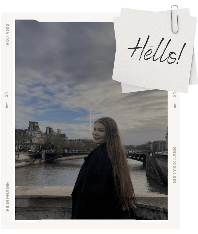 Kinga Naskrętska - Twórca i lektor w szkole językowej Speak Amigo, na tle architektury miasta z podróży