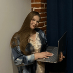 Kinga Naskrętska z laptopem - twórca Speak Amigo